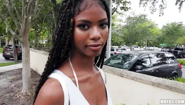 Негритянка в купальнике сосет член щедрому на деньги пикаперу и трахается