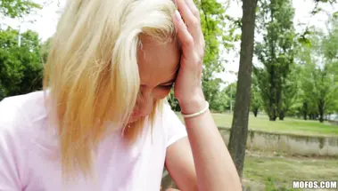 18-летняя латинка берет за щеку на подвесном мосту за деньги