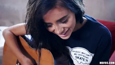 Девушка музыкант получает оргазм от ебли с огромным венозным членом