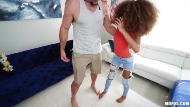 Мулатка в гольфах и трусиках ебется с лысым факером на порно кастинге