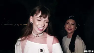 Парень ебет свою девушку, пока она лижет киску подруги среди ночи в парке