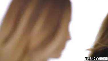 Начальница трахает верхом парня и приглашает к ебле ассистентку