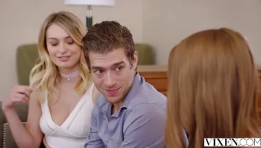 Студентки вдвоем отсасывают большой хуй однокурсника во время ЖМЖ