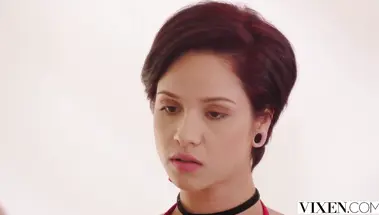 Бро кончает внутрь манды подруги сестры, грубо выебав её за воровство