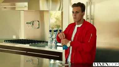 Две блондинки лесбиянки трахаются с сыном босса у бассейна