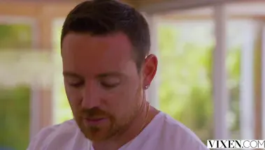 Тип дает хуй на ротан жене брата и ебет её влажную киску