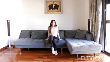 Длинноволосая арабка сосет член и ебется на кастинге