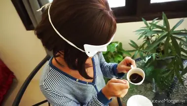 Брюнетка в маске пьет кофе со спермой и запивает мочой