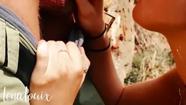 Ебля стоя с ногой телки на плече у каменной стены на природе