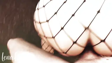 Поливает спермой жопу, отымев фигуристую девку в сетчатых колготках раком