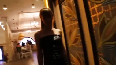 Россиянка в платье отсасывает хуй и трахается в туалете ресторана