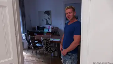 Чешская продавщица выебана на порно кастинге двумя самцами