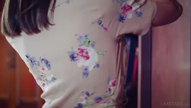 Россиянка танцует голышом с кием возле бильярдного стола