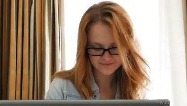 Русская писательница позирует голой на море, вдохновляясь на новый роман