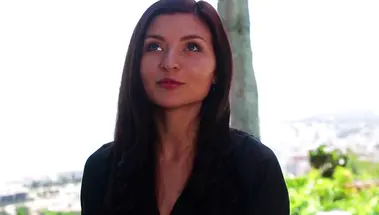 Темноволосая украинка позирует голой в соло с видом на Черное море