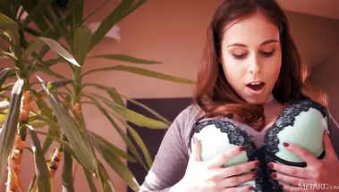 Голая грудастая шатенка без ума от своего отражения в зеркале