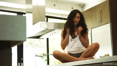 Няшная кудряшка раздевается и позирует на кухонной столешнице