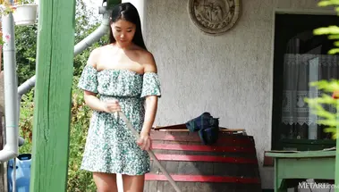 Азиатка в деревне кайфует голой на винограднике в прицепе