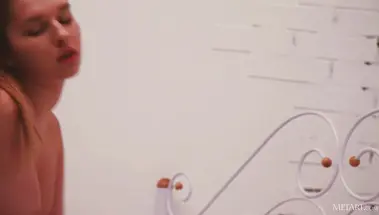 Модель раздевается с утра и позирует в эротике в постели