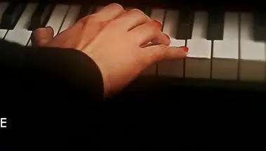 Модель раздевается с утра и позирует в эротике в постели