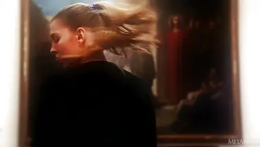 Модель раздевается с утра и позирует в эротике в постели