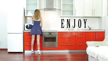 Фигуристая украинка эротично позирует, поедая пиццу