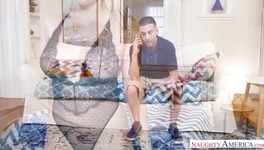 Блонда соблазнила на трах друга мужа с золотыми руками