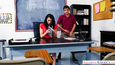 Темноволосая преподша сношается в кабинете со студентом онанистом