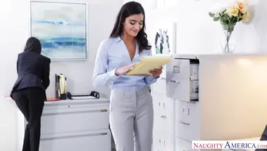 Тройной минет менеджеру от сотрудниц и групповая ебля в офисе