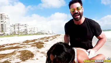 Бородач выебал через порванные лосины негритянку с сиськотрахом