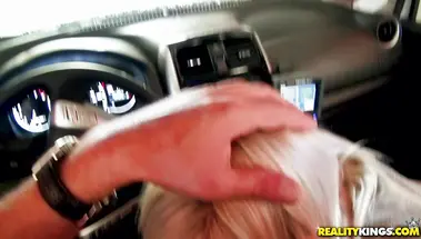 Блондинка пососала член на автомойке и поебалась дома за бабло