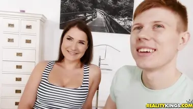 Бойфренд натянул подругу на порно кастинге, залив ее передок кончой