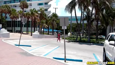 Хулиган нюхает три жопы в наказание за неудачный пранк