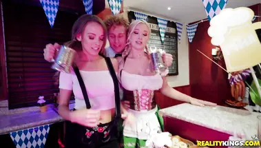 Корпоративный ЖМЖ тройник бармена с официантками в ирландском пабе