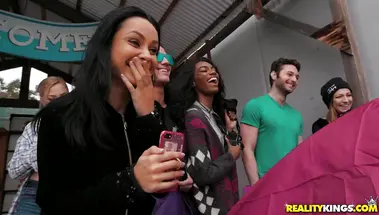 Сторож магазина ебет сучку за блат в очереди на распродажу