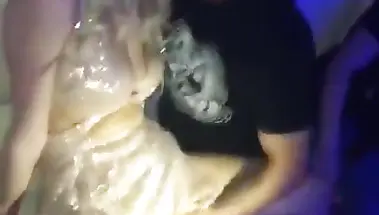 Блондинка в платье кайфует от ручных ласк пизды на вечеринке в ночном клубе