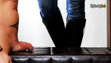 Хуй под подошвой: госпожа в сапогах потопталась по члену раба