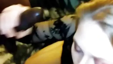 Сексвайф в халате сладко сосет мужу и черному любовнику