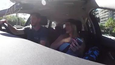 Жопастая пассажирка сосет таксисту и прыгает на его хуе верхом