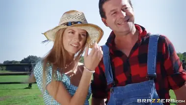 Работник оттрахал отлизанную на руках дочь фермера в сарае