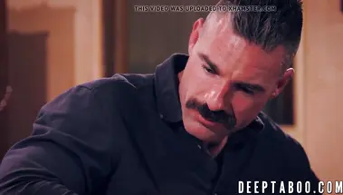 Усатый отчим чпокает дочь с ремнем на шее и трусами во рту