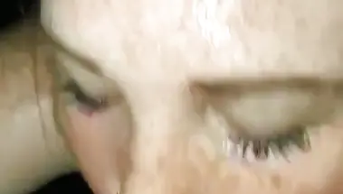 Рыжая конопатая со слюнями отсосала хуй приятеля