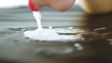 Телка с накрашенными губами слизывает с пола сперму крупным планом