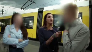 Пара развратников трахаются с оралом в свингер клубе перед журналисткой