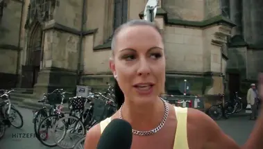 Порно звезды на час: прохожие ебутся на камеру при мастурбирующей репортерше