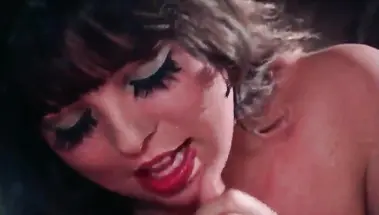 Пышечка умело сосет хуй с дрочкой двумя руками до слива в рот в ретро нарезке