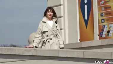 С улицы на порно кастинг: прохожая в нейлоне ебется на камеру за деньги