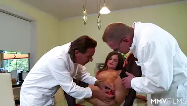 Два гинеколога ебут жен лесбиянок в свингерской групповухе