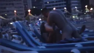 Подглядывание за еблей на шезлонге бесстыжих туристов на общественном пляже