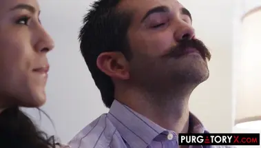 Жена и семейный психолог развели гипнозом скромного мужа на тройник